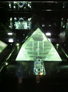 Szfinksz, Piramis és Taj Mahal a Swarovski múzeumban Wattens-ben